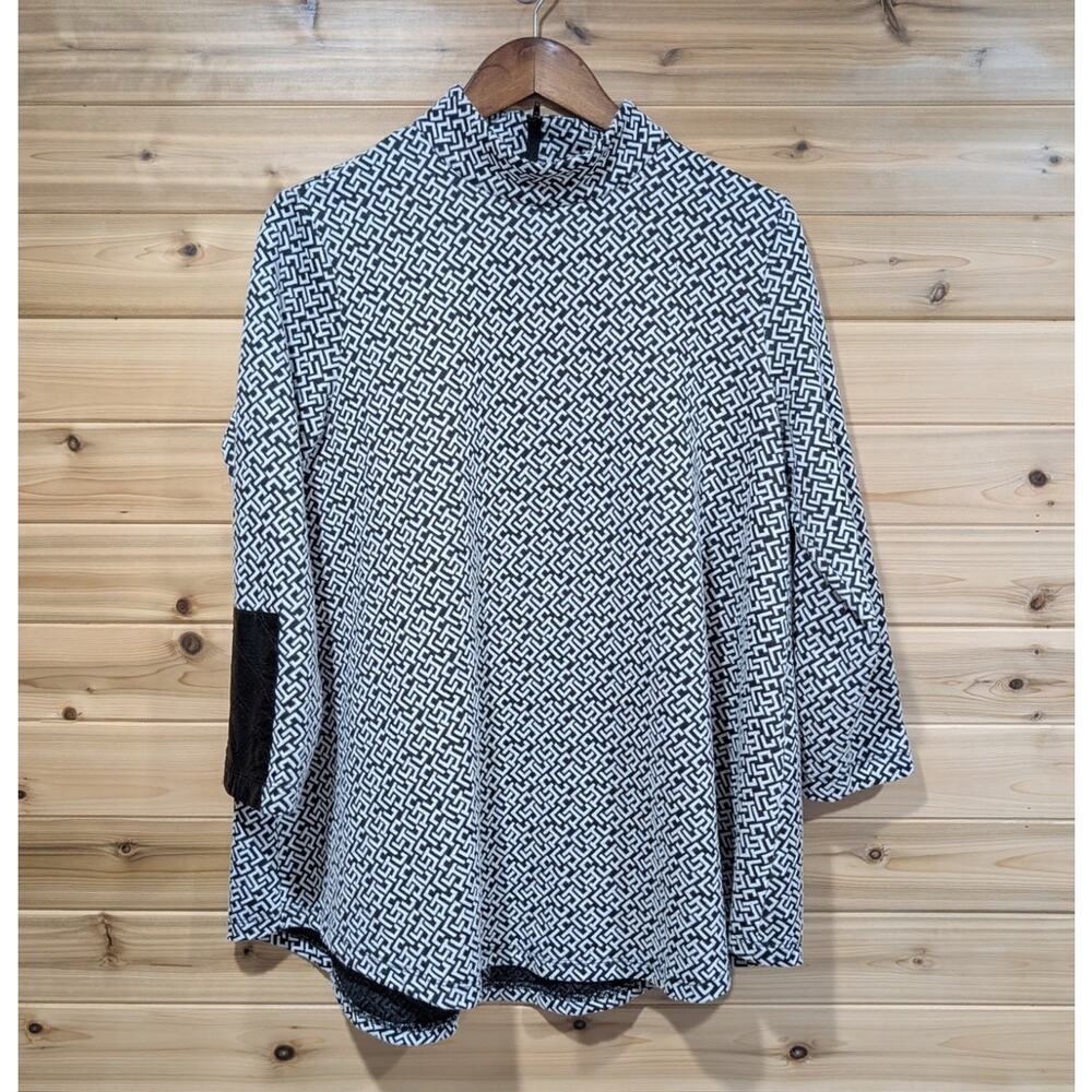 John Mark Top Womens Medium Black White Patterned Blouse‎ Faux Leather